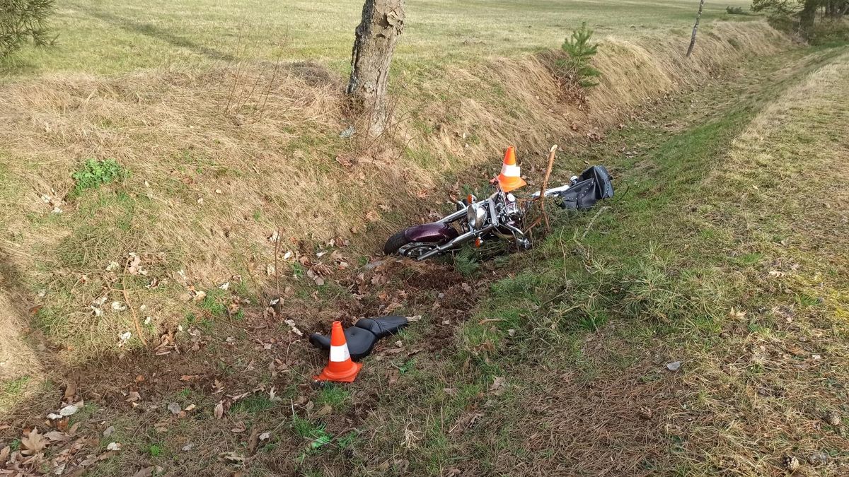 Motorkář na Jindřichohradecku narazil do stromu, na místě zemřel